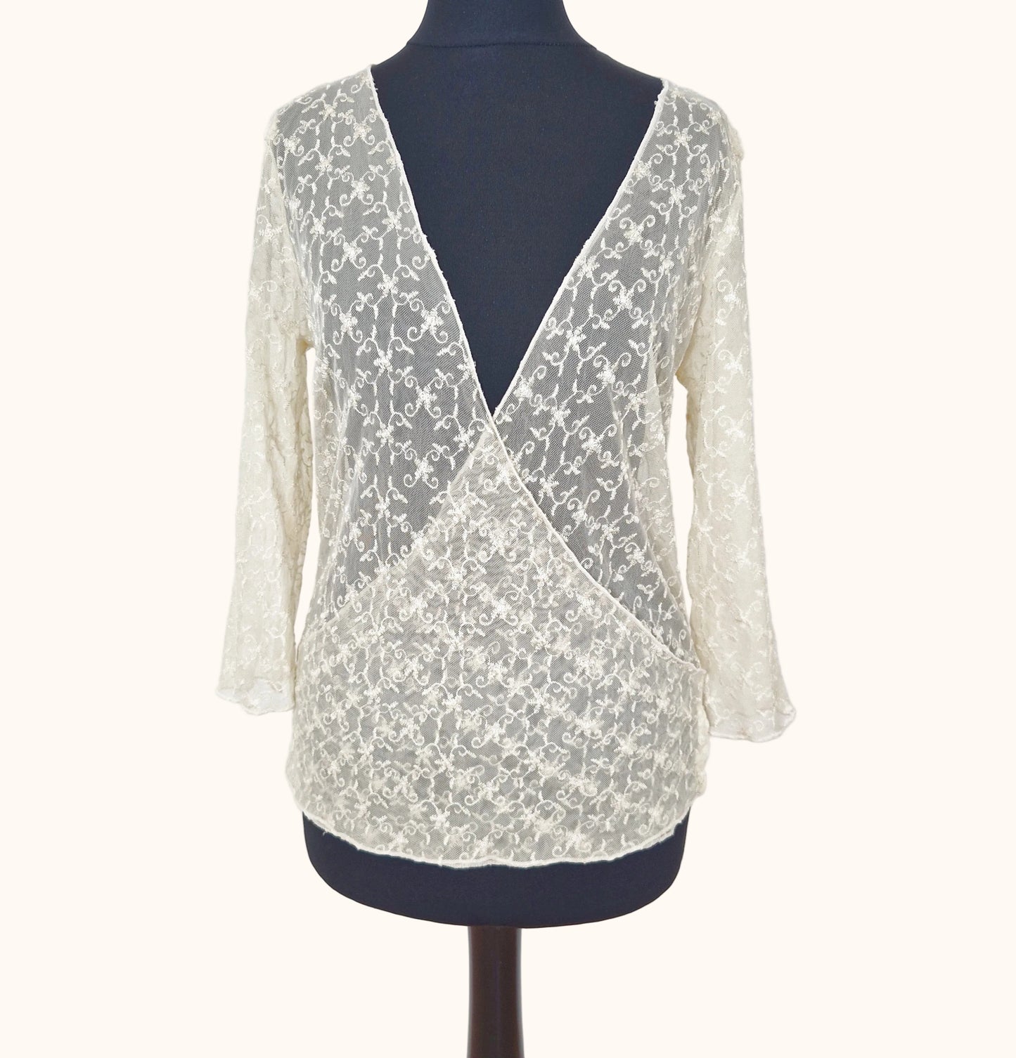 Einzigartige und nachhaltige Vintage Bluse, 3/4-Ärmel, in hellgelb. Front.