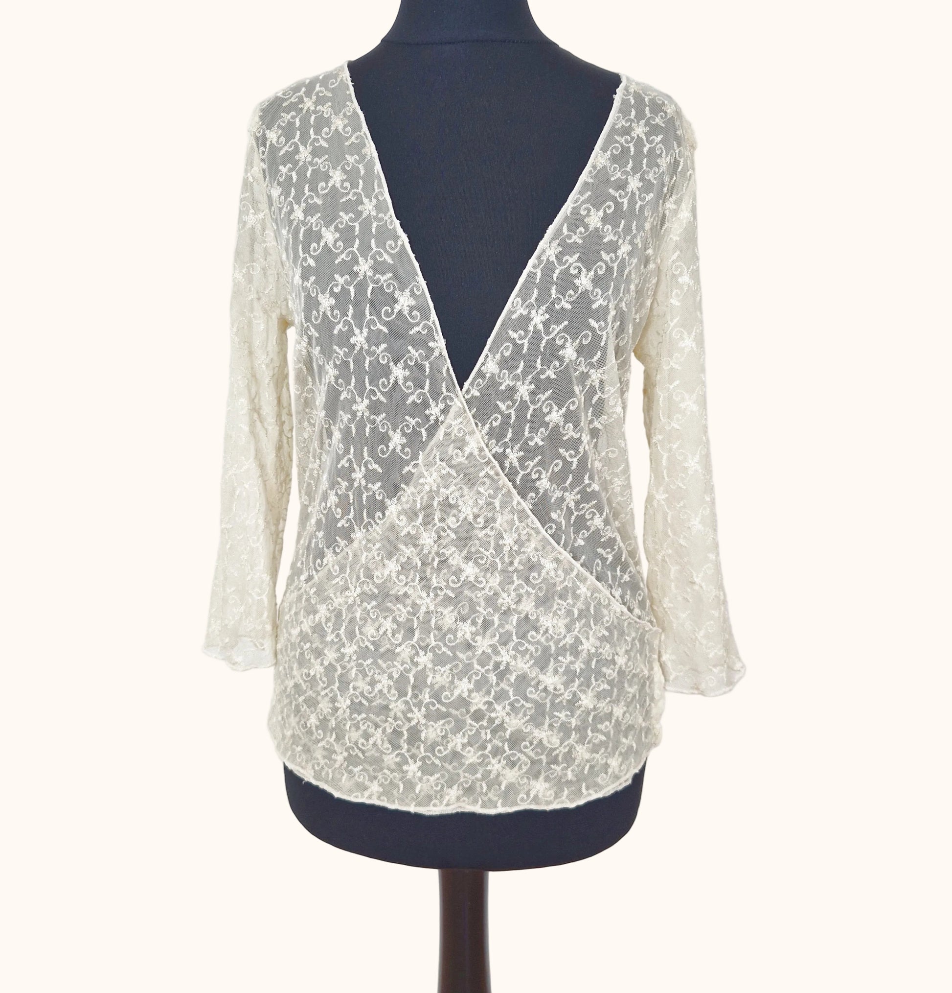 Einzigartige und nachhaltige Vintage Bluse, 3/4-Ärmel, in hellgelb. Front.