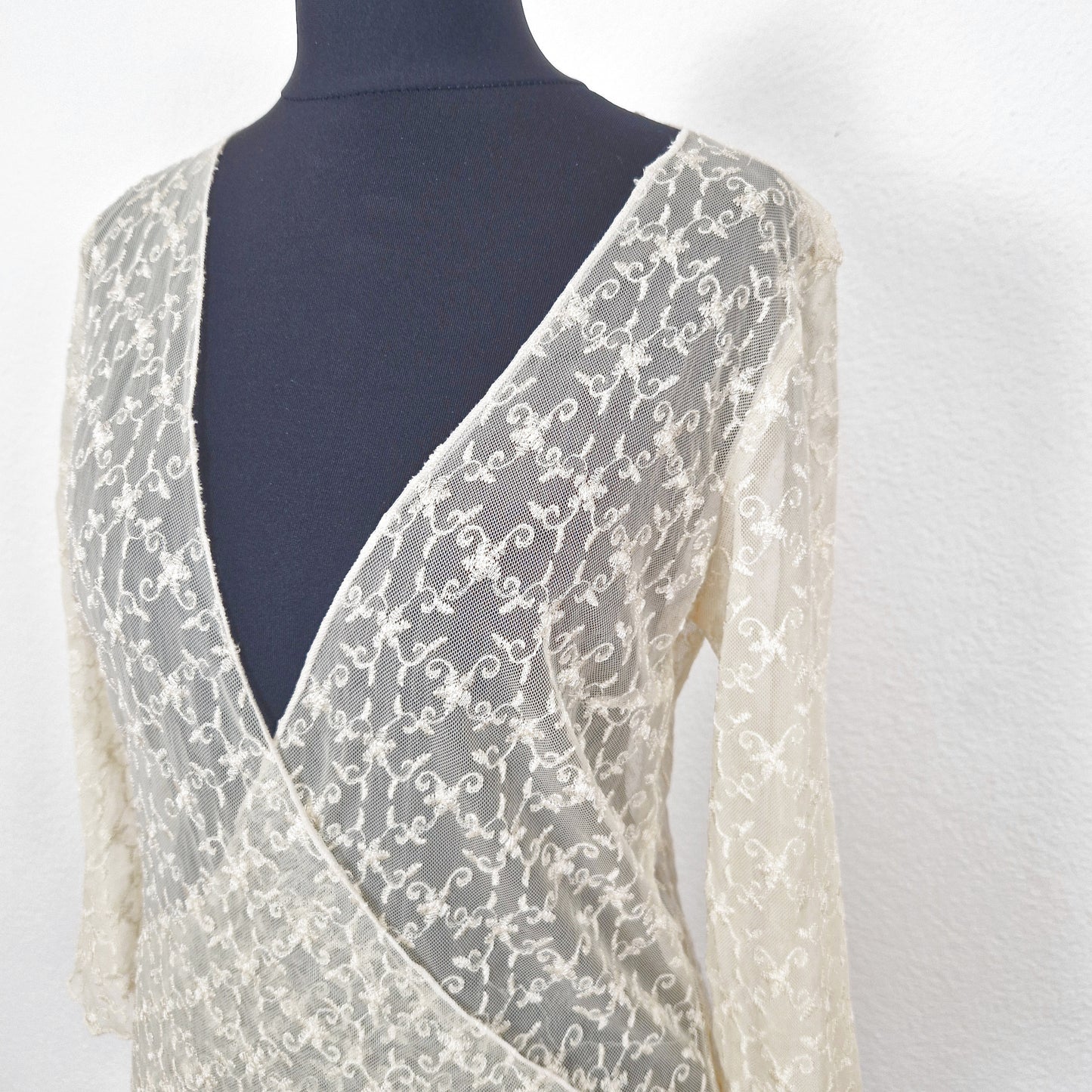 Einzigartige und nachhaltige Vintage Bluse, 3/4-Ärmel, in hellgelb. Close-up.