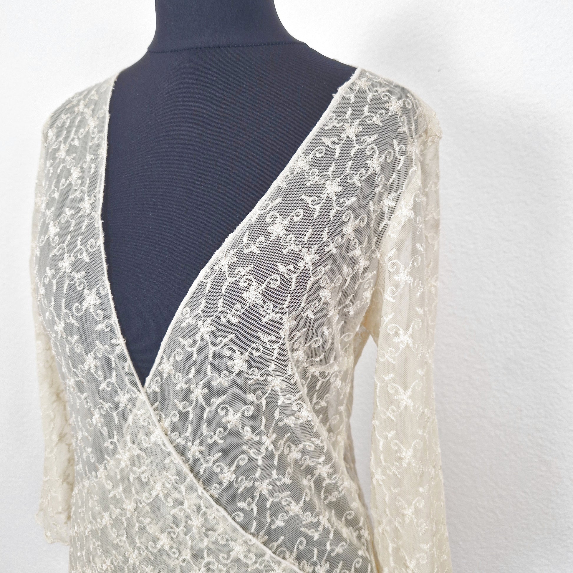 Einzigartige und nachhaltige Vintage Bluse, 3/4-Ärmel, in hellgelb. Close-up.