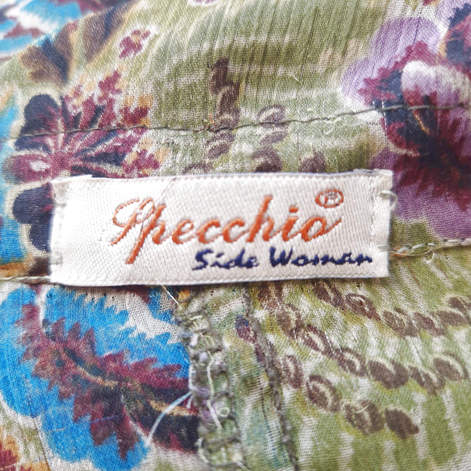 Einzigartige und nachhaltige Vintage Bluse in oliv-violett-blau mit Rüschen.  Tag.