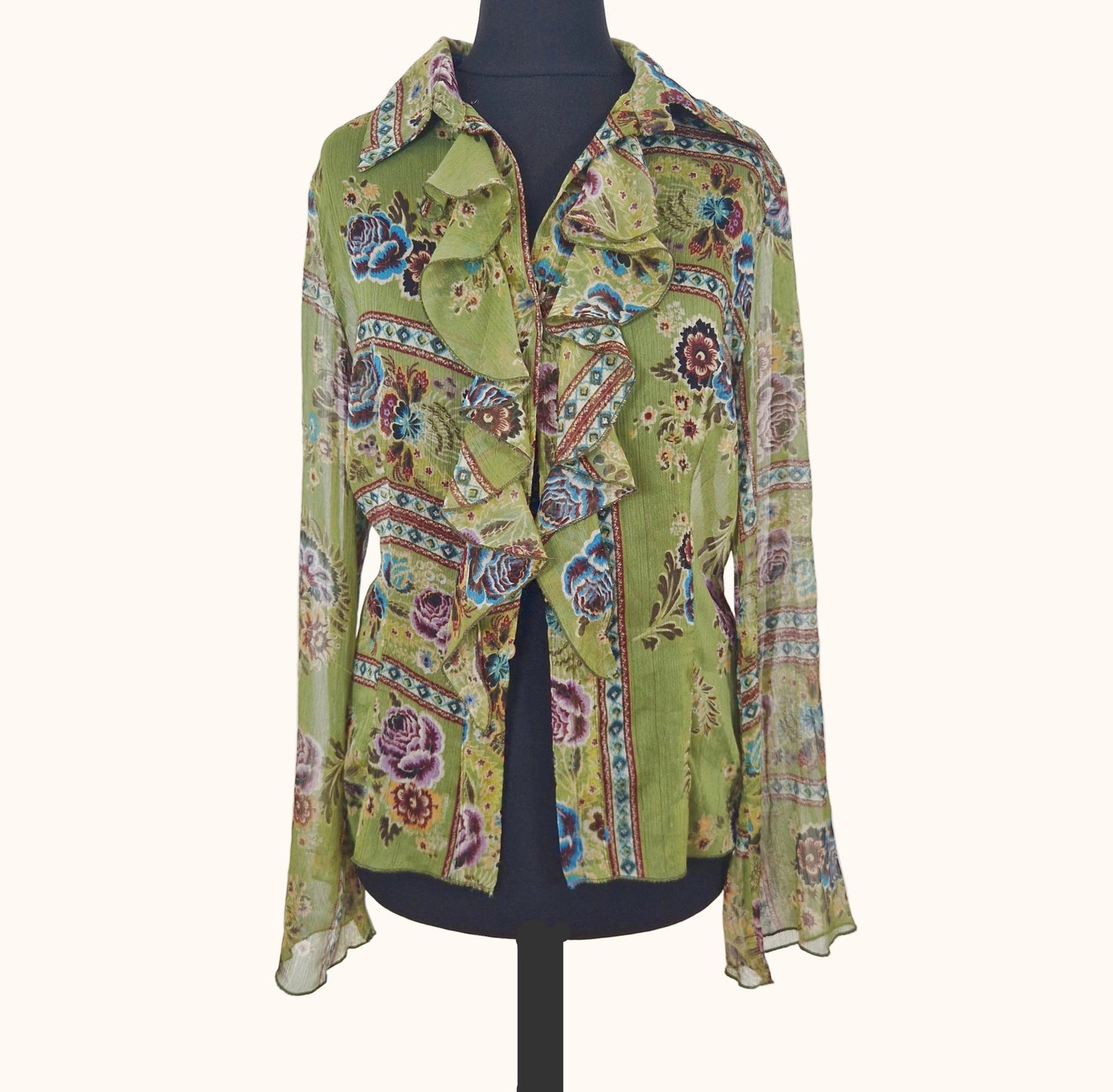 Einzigartige und nachhaltige Vintage Bluse in oliv-violett-blau mit Rüschen. Front.