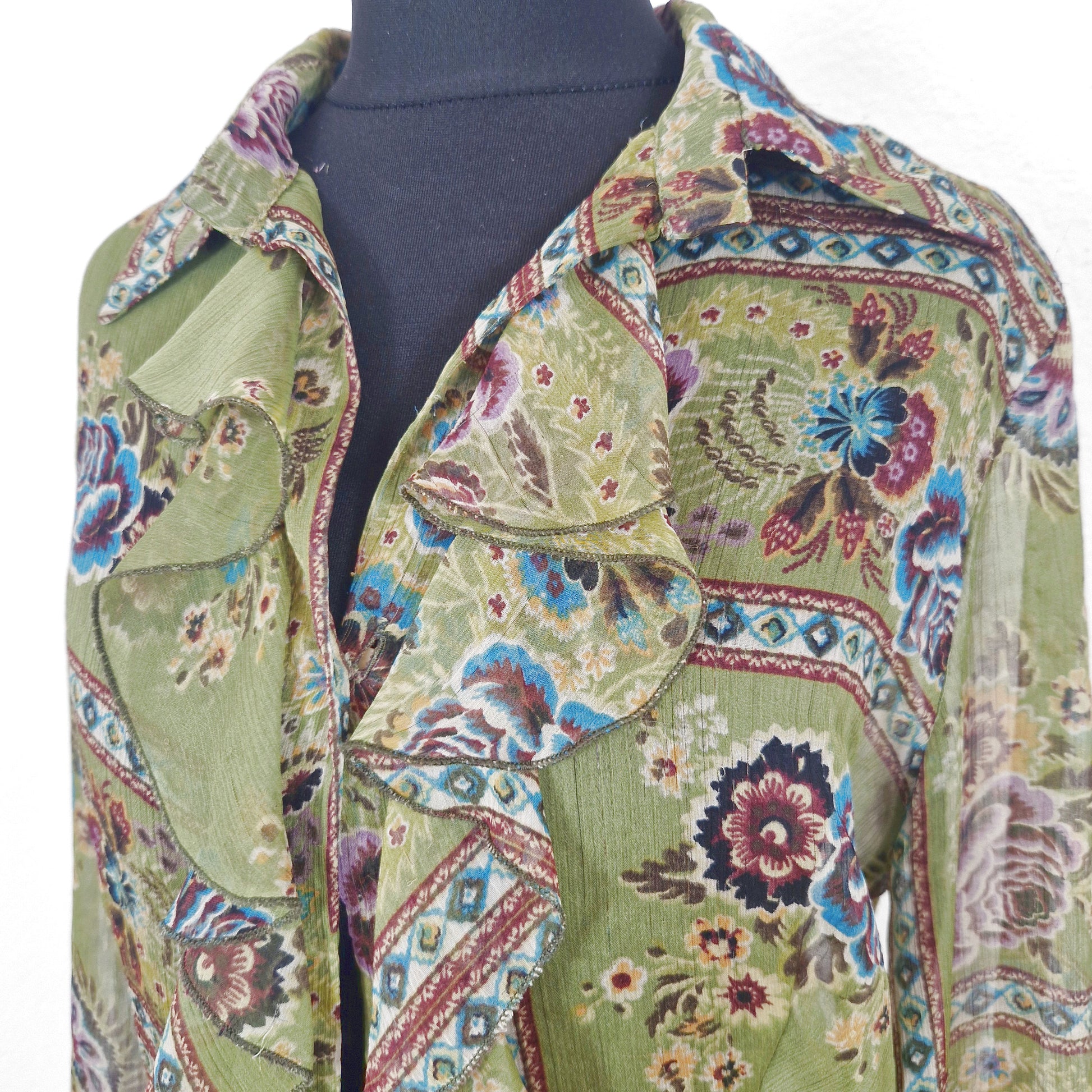 Einzigartige und nachhaltige Vintage Bluse in oliv-violett-blau mit Rüschen.  Close-up.