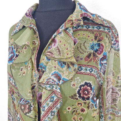 Einzigartige und nachhaltige Vintage Bluse in oliv-violett-blau mit Rüschen.  Close-up.