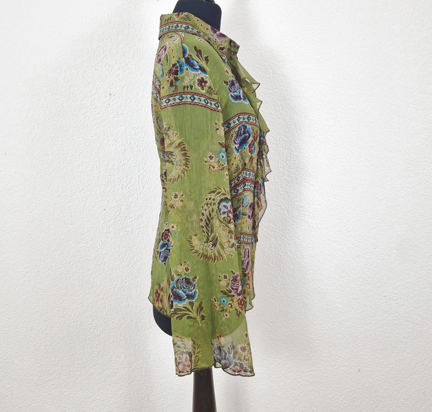 Einzigartige und nachhaltige Vintage Bluse in oliv-violett-blau mit Rüschen.  Side.