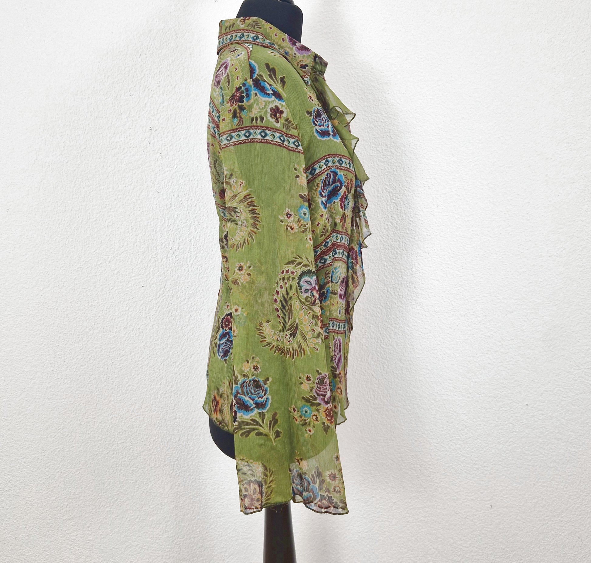 Einzigartige und nachhaltige Vintage Bluse in oliv-violett-blau mit Rüschen.  Side.