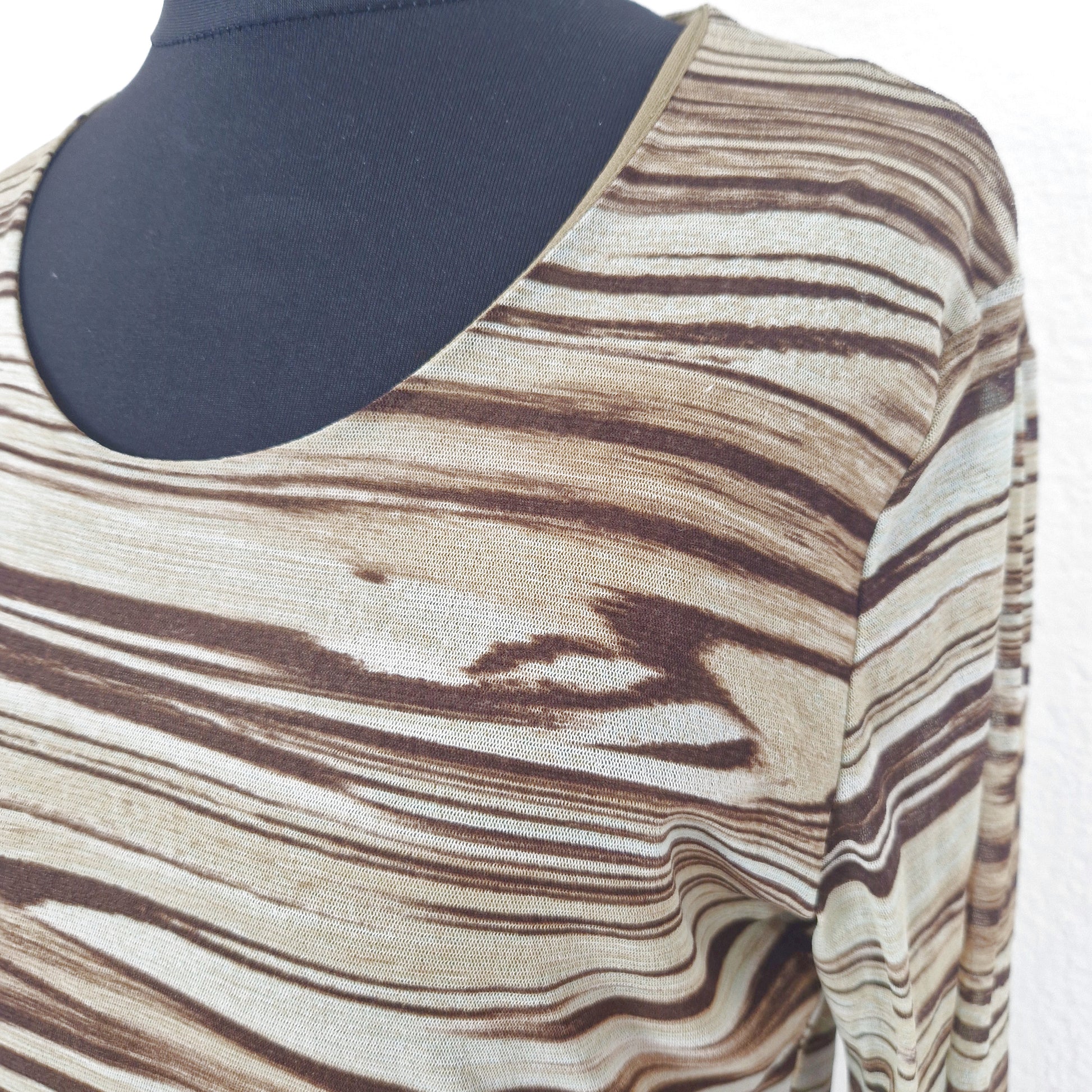 Einzigartiges und nachhaltiges Vintage Top in oliv-braun mit Streifen.    Close-up.