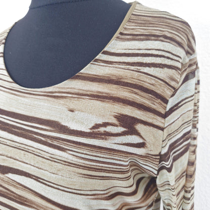 Einzigartiges und nachhaltiges Vintage Top in oliv-braun mit Streifen.    Close-up.