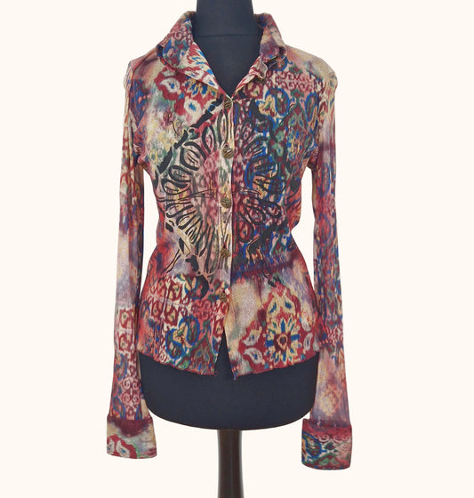 Einzigartige und nachhaltige Vintage Bluse in bordeaux-blau-gelb mit Kaleidoskop-Muster. Front. 