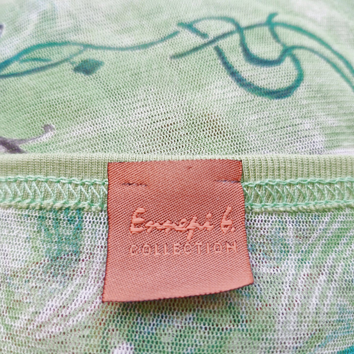 Einzigartiges und nachhaltiges Vintage Shirt, Langarm, in hellgrün-pink-türkis, mit Rosen. Tag.