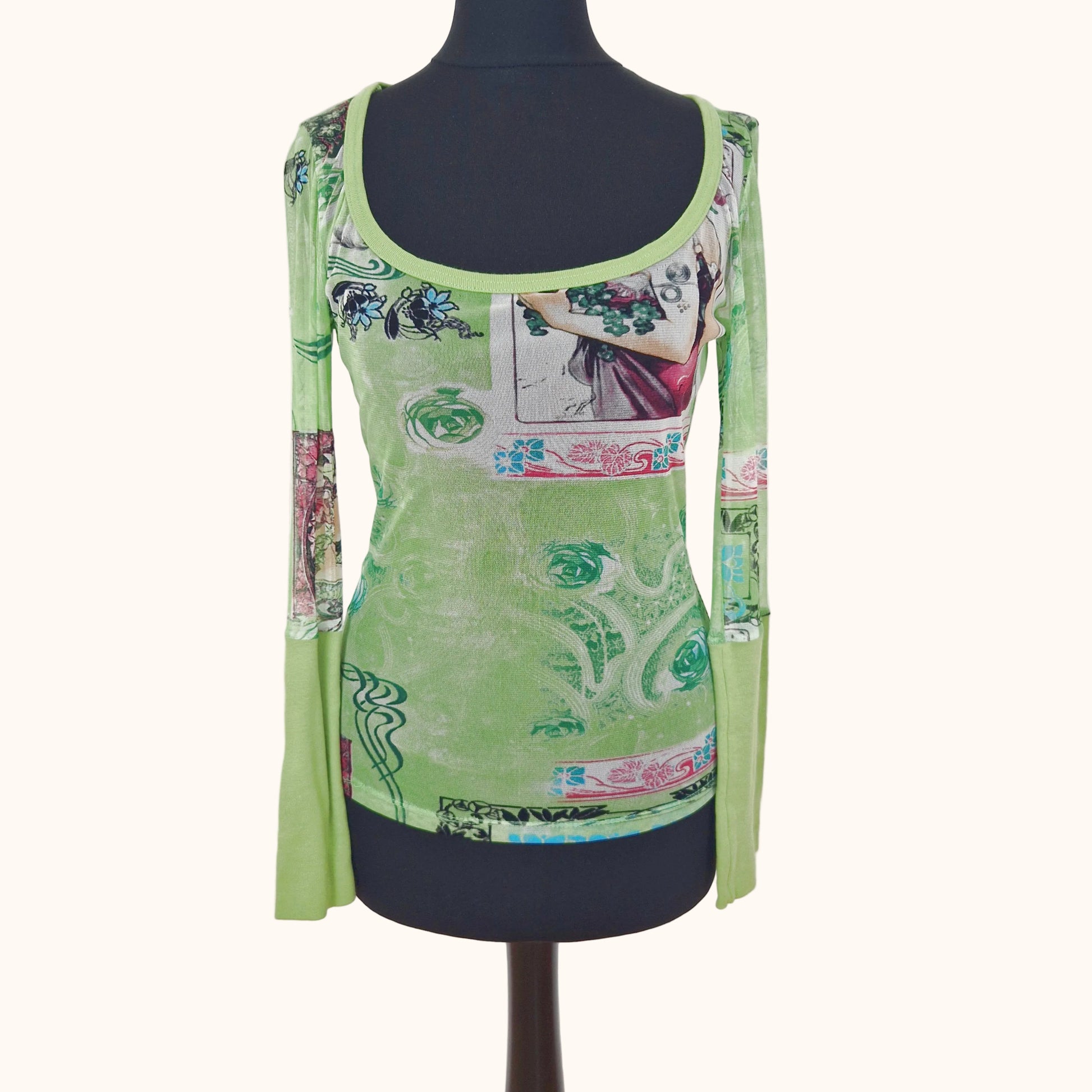 Einzigartiges und nachhaltiges Vintage Shirt, Langarm, in hellgrün-pink-türkis, mit Rosen. Front.