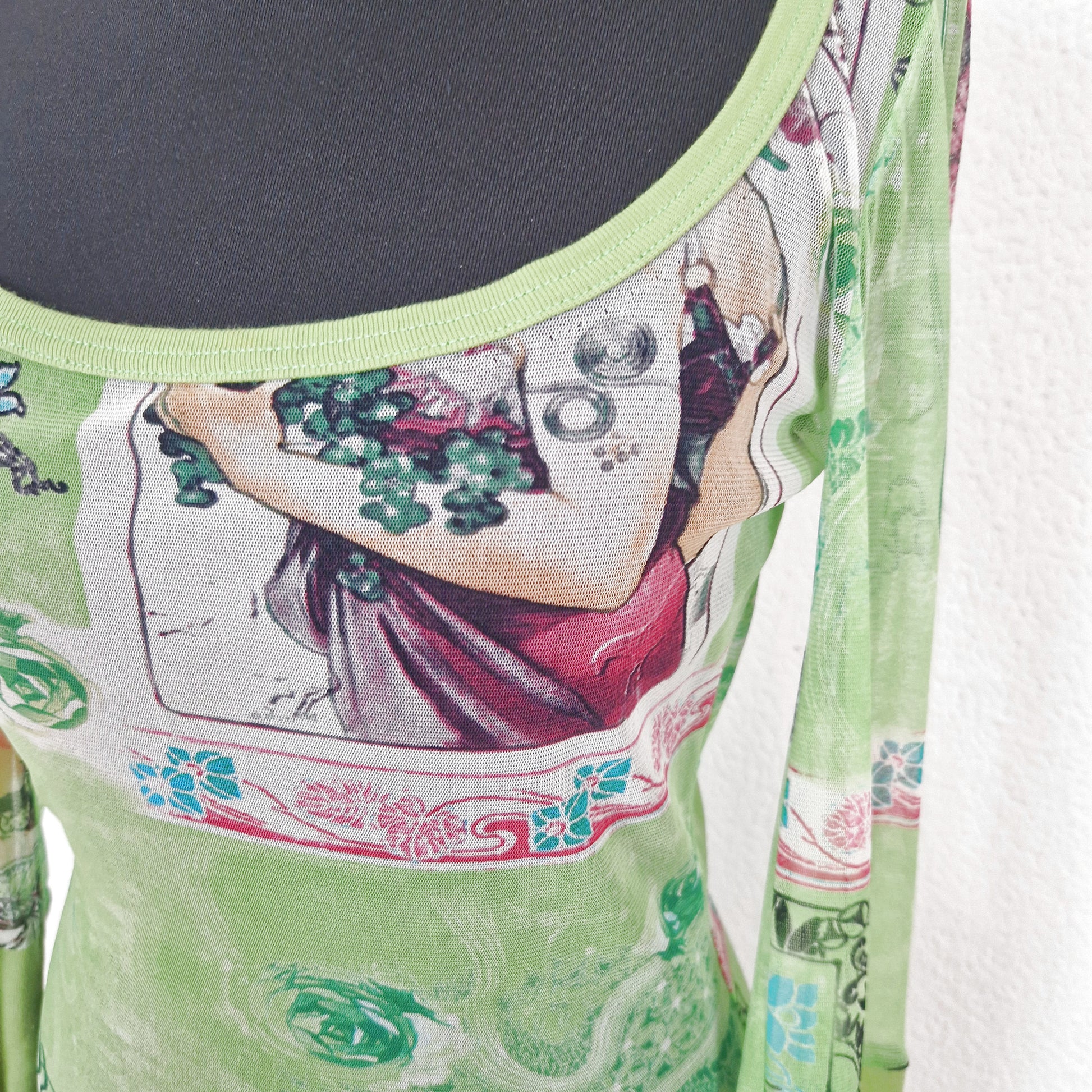 Einzigartiges und nachhaltiges Vintage Shirt, Langarm, in hellgrün-pink-türkis, mit Rosen. Close-up.