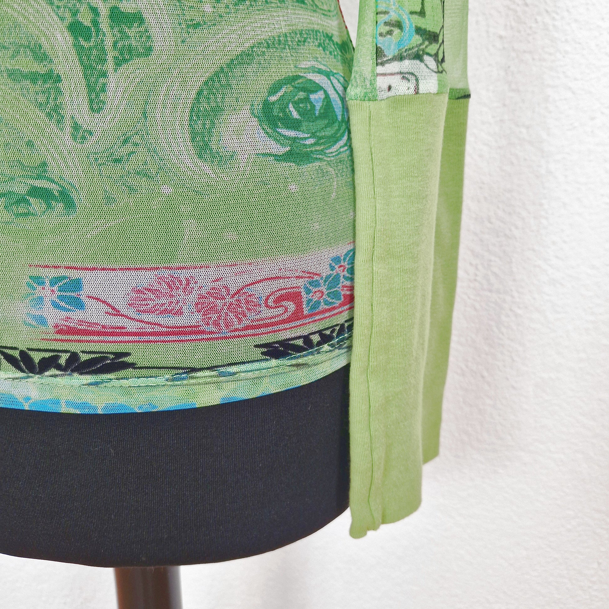 Einzigartiges und nachhaltiges Vintage Shirt, Langarm, in hellgrün-pink-türkis, mit Rosen. Close-up 2.