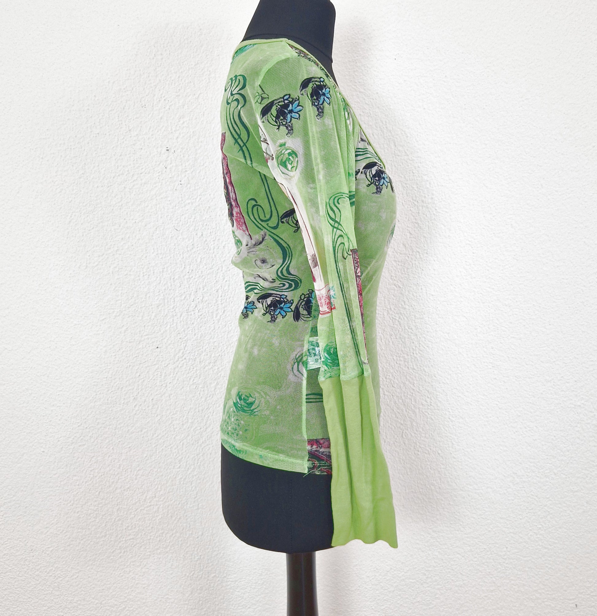 Einzigartiges und nachhaltiges Vintage Shirt, Langarm, in hellgrün-pink-türkis, mit Rosen. Side.