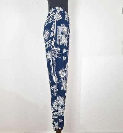 Einzigartige und nachhaltige Vintage Hose in blau-weiss mit Ethno-Muster. Side.