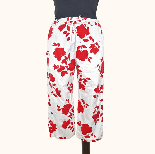 Einzigartige und nachhaltige Vintage Caprihose in weiss-rot mit Blumen. Front.