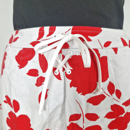 Einzigartige und nachhaltige Vintage Caprihose in weiss-rot mit Blumen. Close-up.