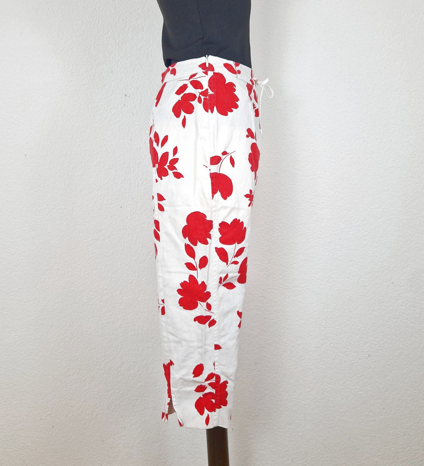 Einzigartige und nachhaltige Vintage Caprihose in weiss-rot mit Blumen. Side.