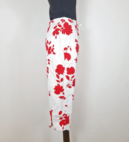 Einzigartige und nachhaltige Vintage Caprihose in weiss-rot mit Blumen. Side.