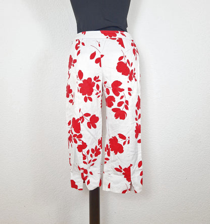 Einzigartige und nachhaltige Vintage Caprihose in weiss-rot mit Blumen. Back.