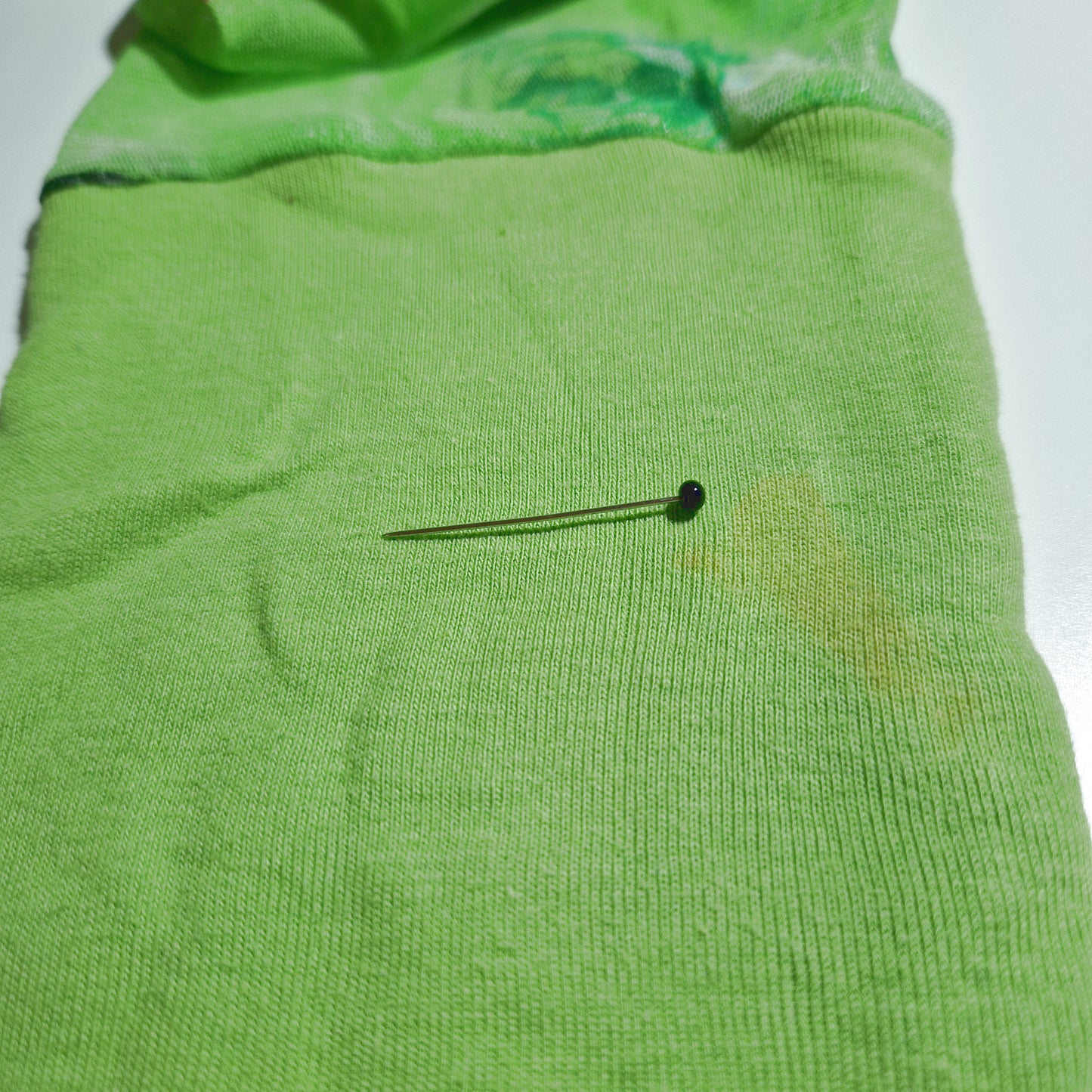 Einzigartiges und nachhaltiges Vintage Shirt, Langarm, in hellgrün-pink-türkis, mit Rosen. Imperfection.