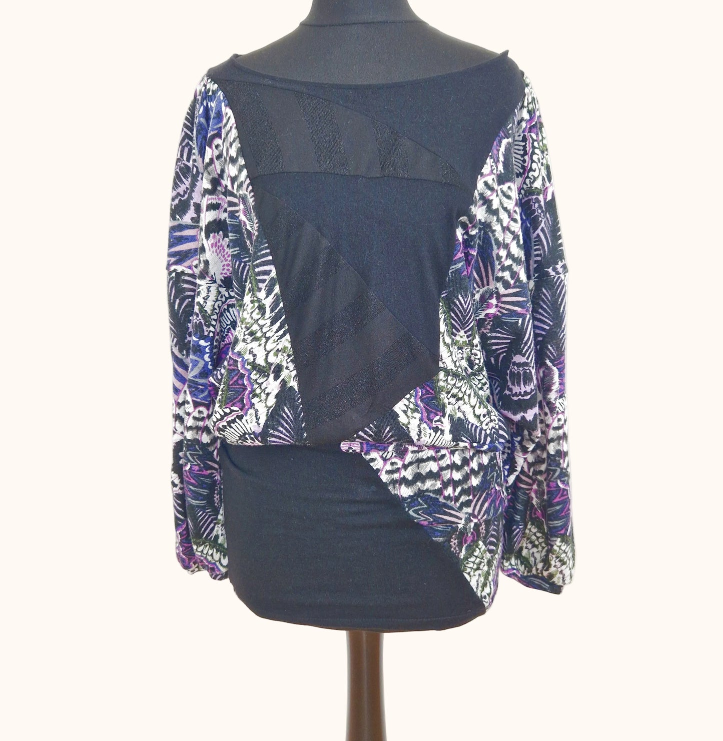 Einzigartiger und nachhaltiger Vintage Pullover in schwarz-violett-weiss mit 3/4-Ärmel. Front.