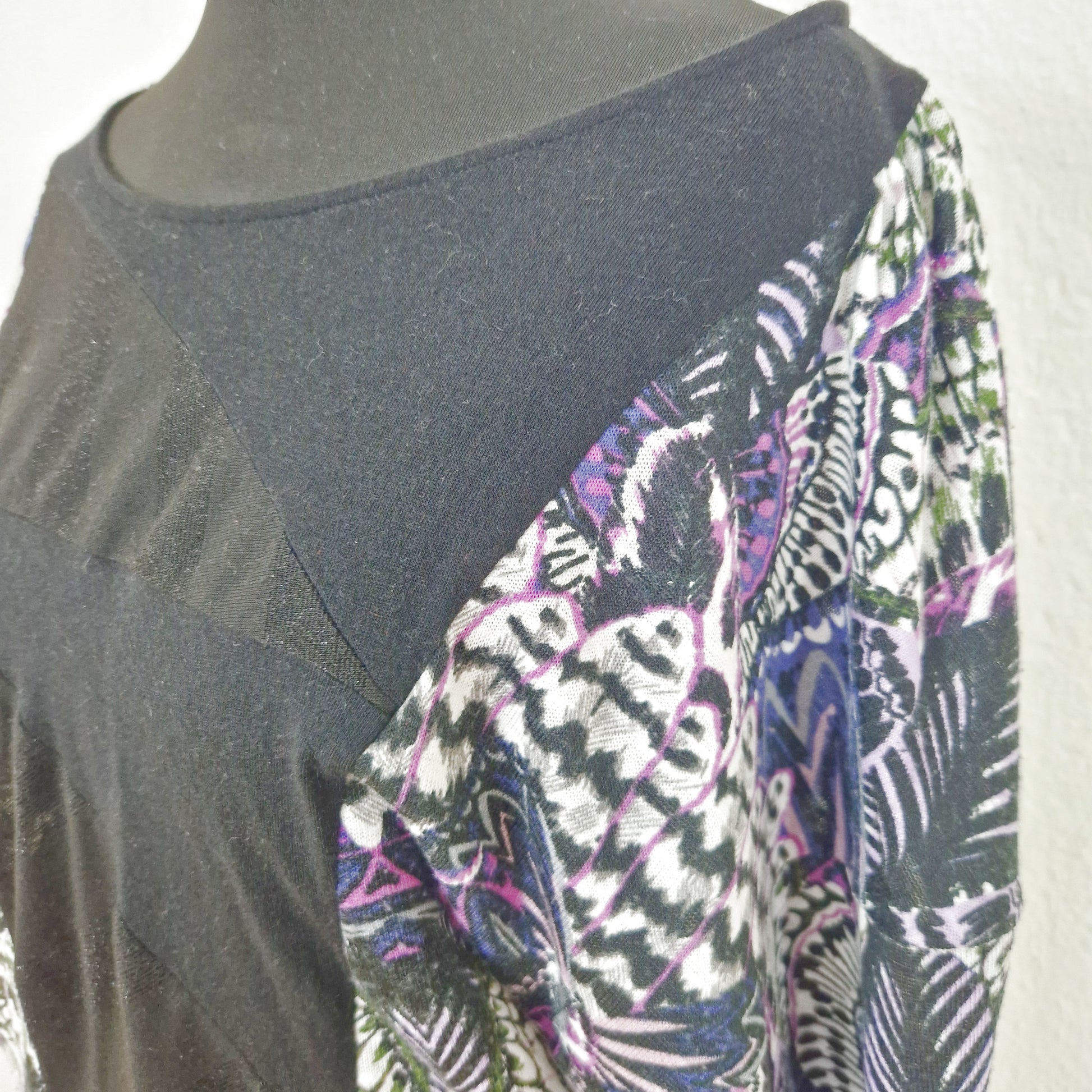 Einzigartiger und nachhaltiger Vintage Pullover in schwarz-violett-weiss mit 3/4-Ärmel. Close-up.