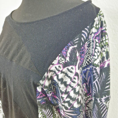 Einzigartiger und nachhaltiger Vintage Pullover in schwarz-violett-weiss mit 3/4-Ärmel. Close-up.