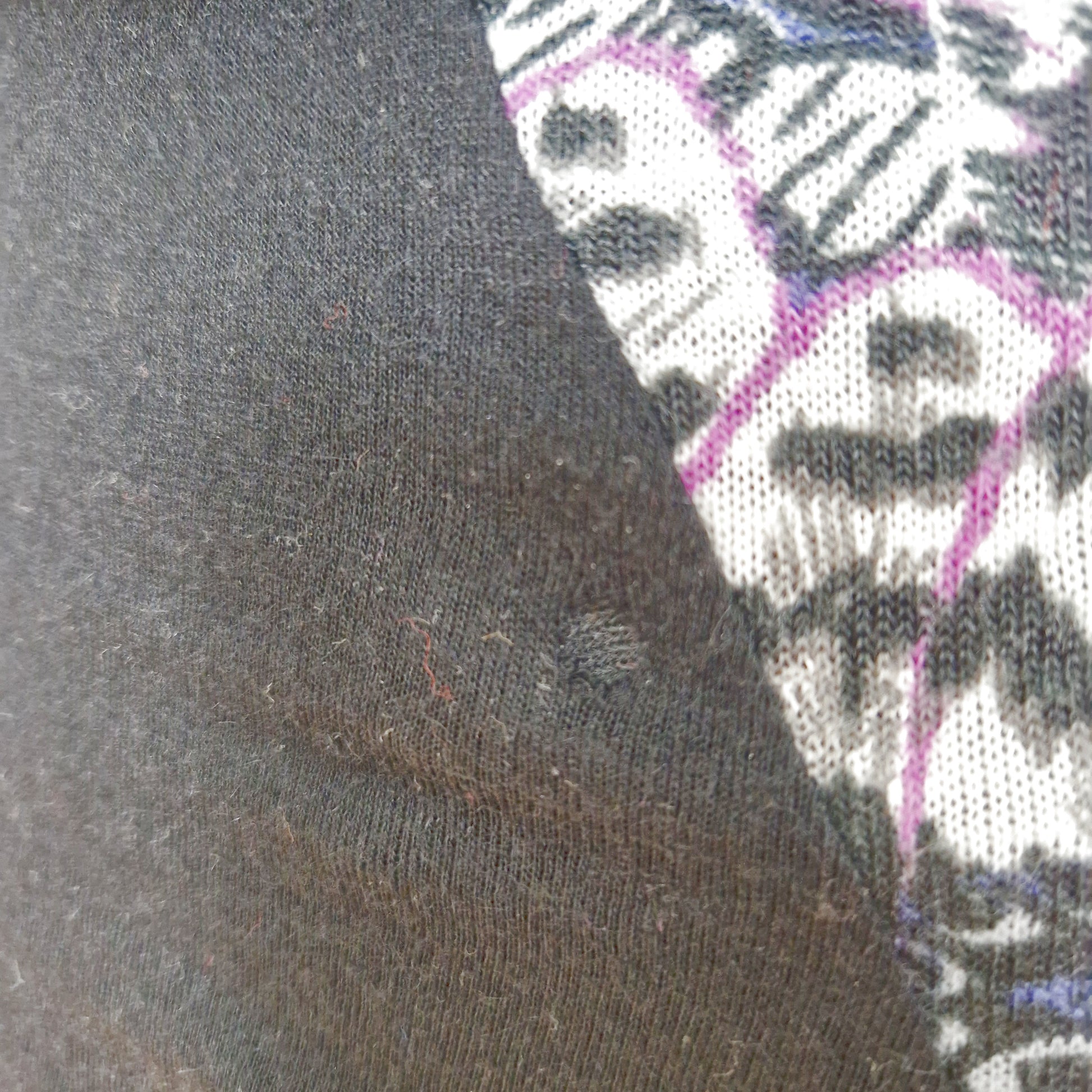 Einzigartiger und nachhaltiger Vintage Pullover in schwarz-violett-weiss mit 3/4-Ärmel. Imperfection.