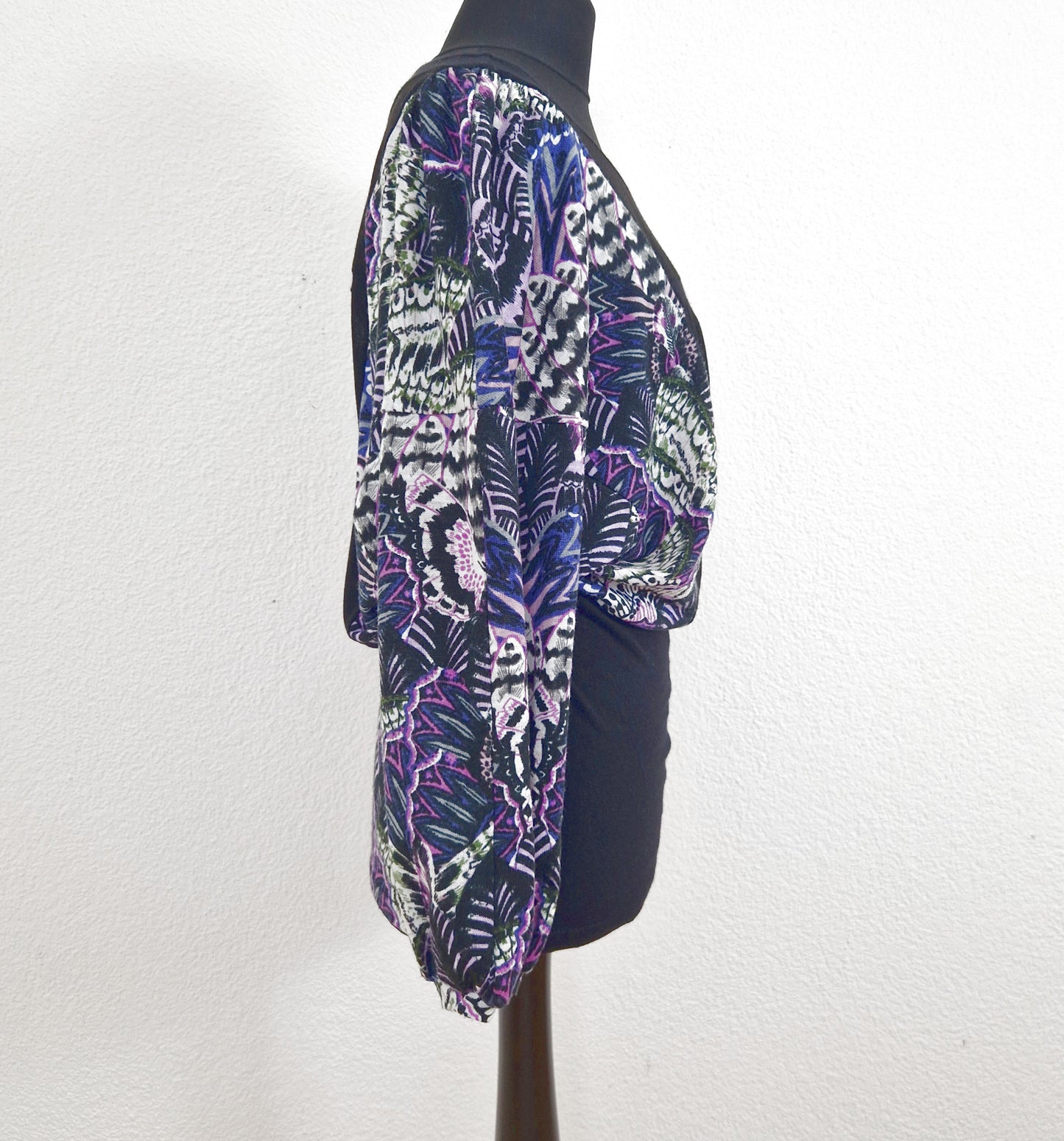 Einzigartiger und nachhaltiger Vintage Pullover in schwarz-violett-weiss mit 3/4-Ärmel. Side.