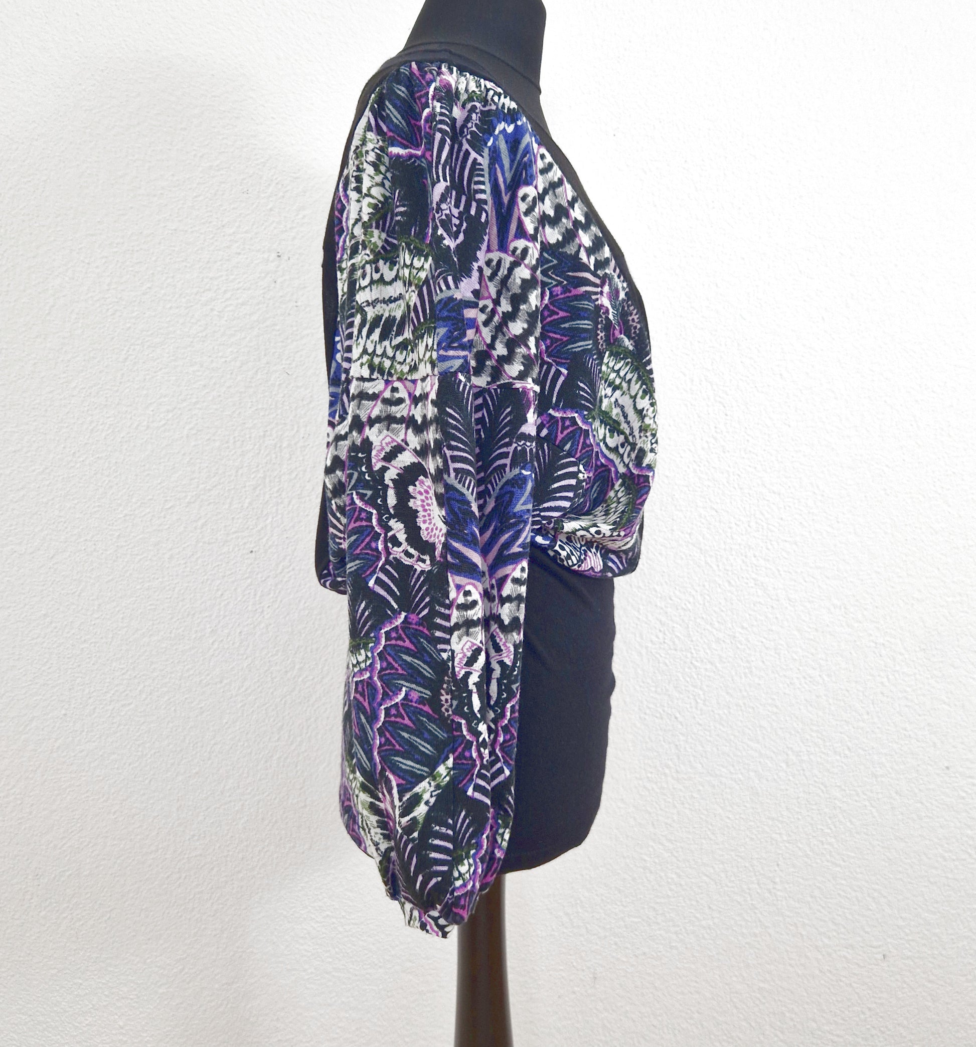Einzigartiger und nachhaltiger Vintage Pullover in schwarz-violett-weiss mit 3/4-Ärmel. Side.