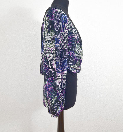 Einzigartiger und nachhaltiger Vintage Pullover in schwarz-violett-weiss mit 3/4-Ärmel. Side.