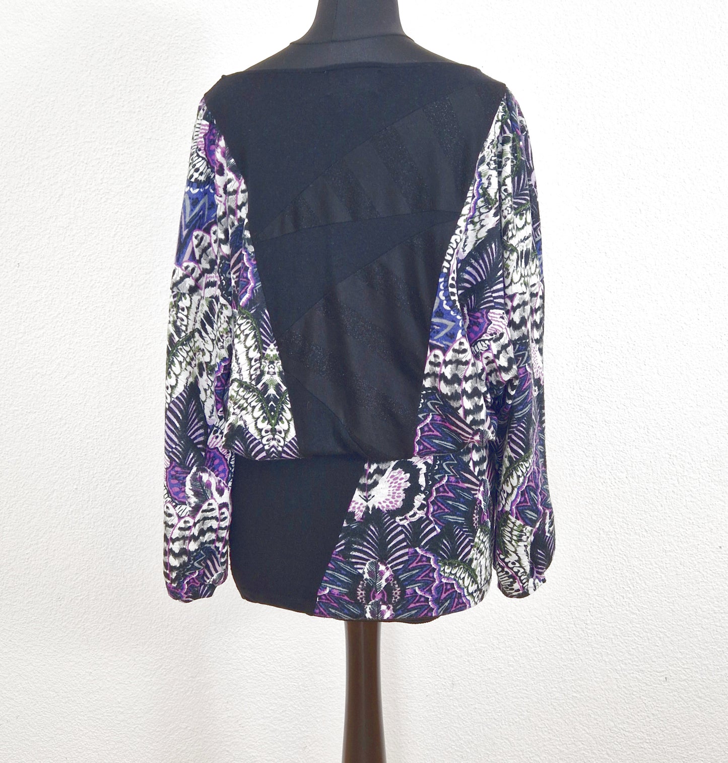 Einzigartiger und nachhaltiger Vintage Pullover in schwarz-violett-weiss mit 3/4-Ärmel. Back.