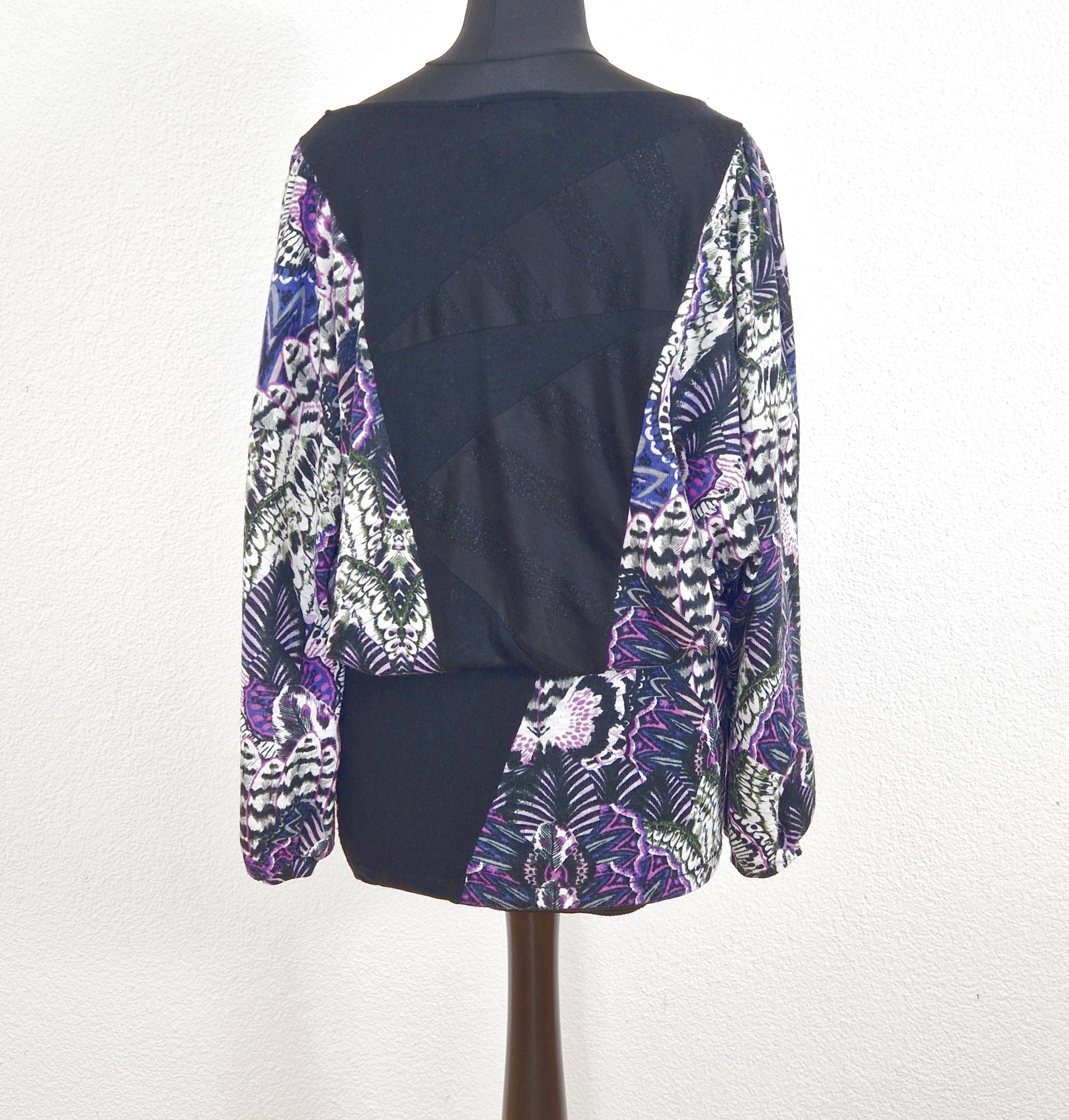 Einzigartiger und nachhaltiger Vintage Pullover in schwarz-violett-weiss mit 3/4-Ärmel. Back.