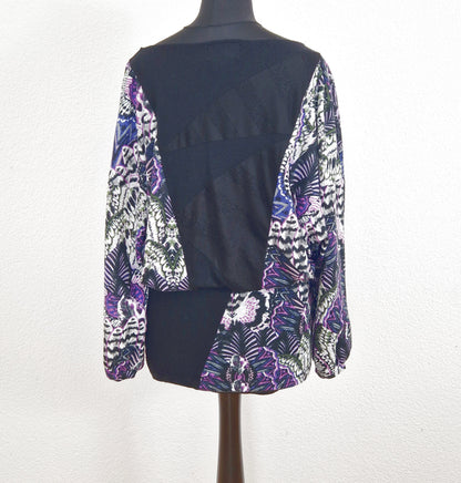 Einzigartiger und nachhaltiger Vintage Pullover in schwarz-violett-weiss mit 3/4-Ärmel. Back.