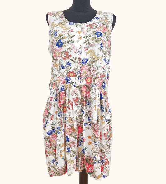 Einzigartiger und nachhaltiger Vintage Playsuit in eierschale-pink-blau mit Blumen. Front.