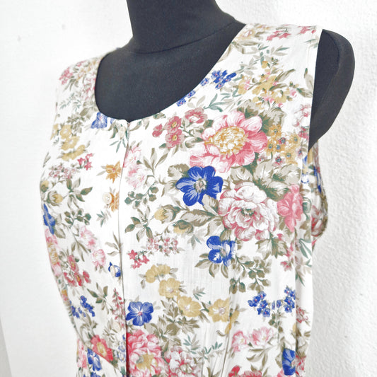 Einzigartiger und nachhaltiger Vintage Playsuit in eierschale-pink-blau mit Blumen. Close-up.