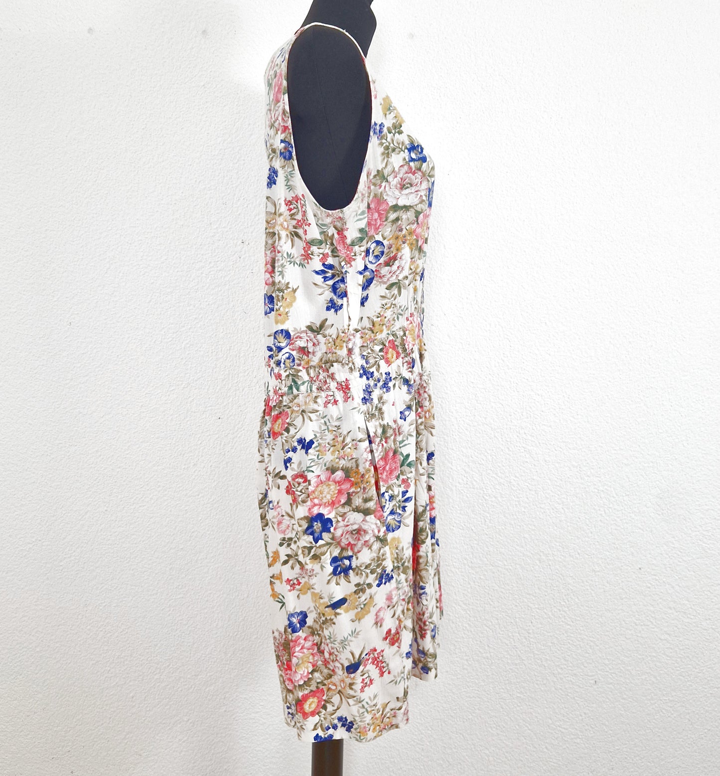 Einzigartiger und nachhaltiger Vintage Playsuit in eierschale-pink-blau mit Blumen. Side.