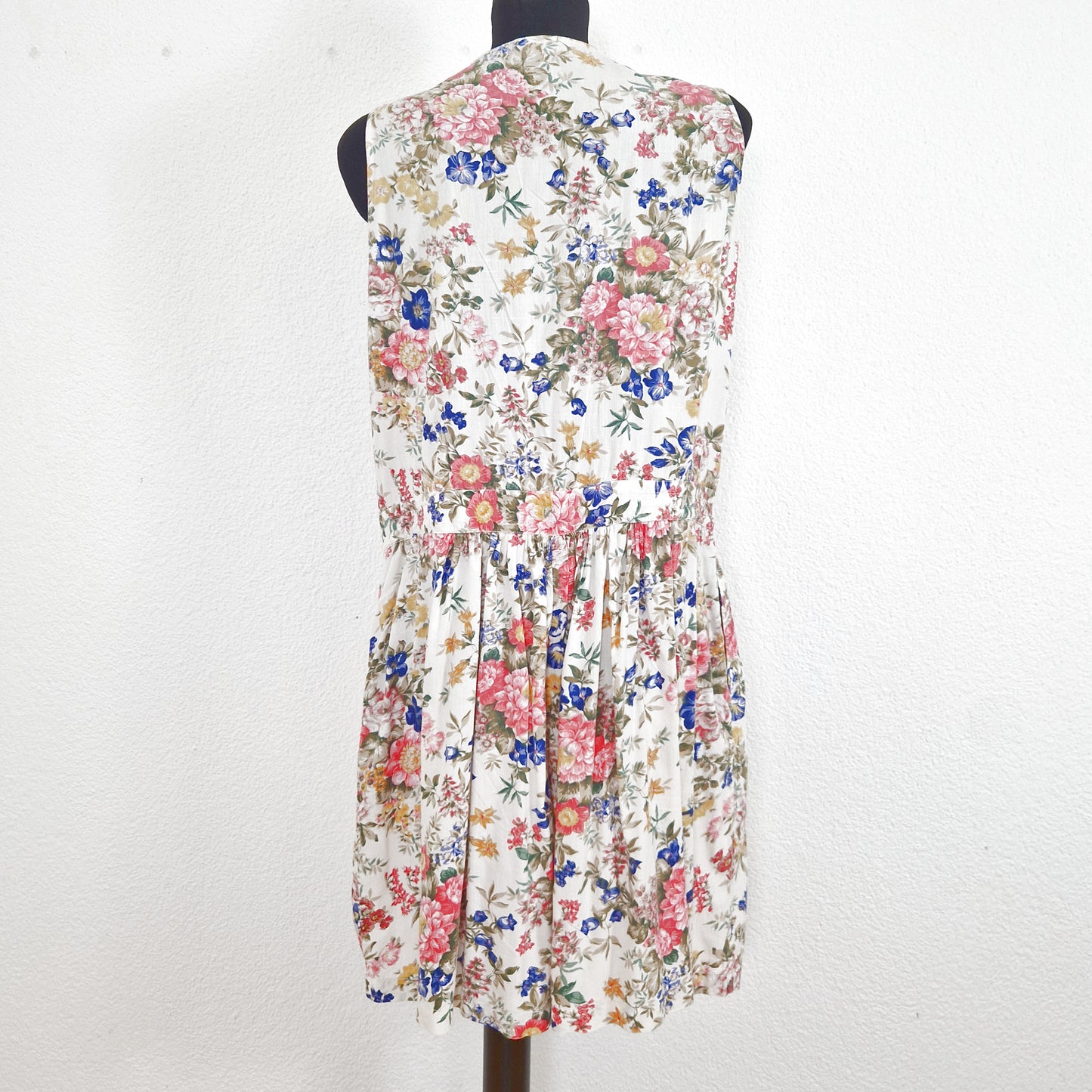 Einzigartiger und nachhaltiger Vintage Playsuit in eierschale-pink-blau mit Blumen. Back.
