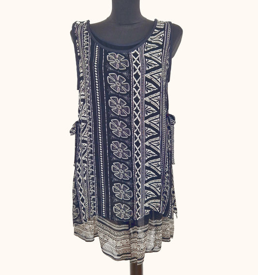 Einzigartiger und nachhaltiger Vintage Playsuit in schwarz-elfenbein mit Schichtenoptik und Ethno-Muster. Front.