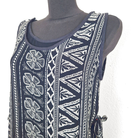 Einzigartiger und nachhaltiger Vintage Playsuit in schwarz-elfenbein mit Schichtenoptik und Ethno-Muster.  Close-up.