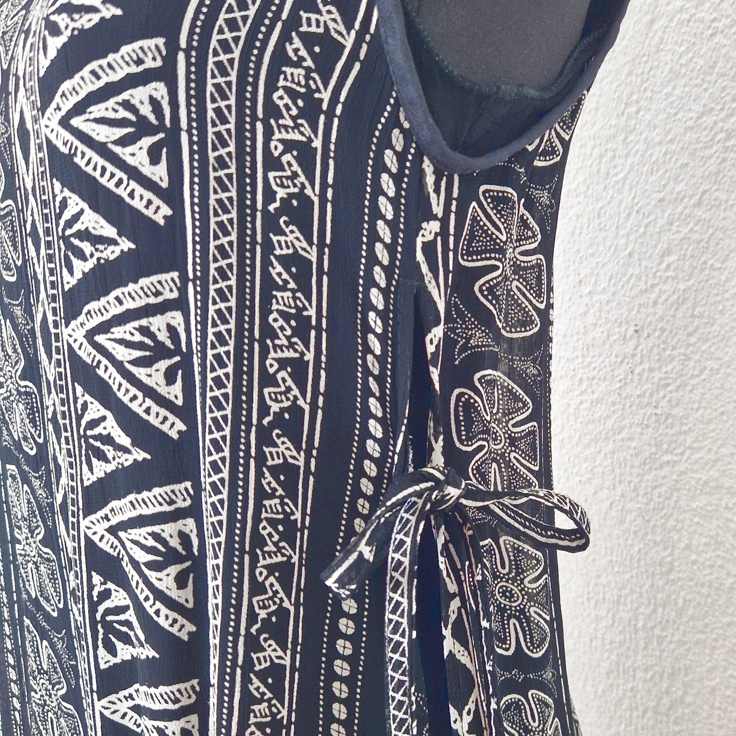 Einzigartiger und nachhaltiger Vintage Playsuit in schwarz-elfenbein mit Schichtenoptik und Ethno-Muster.  Close-up 2.