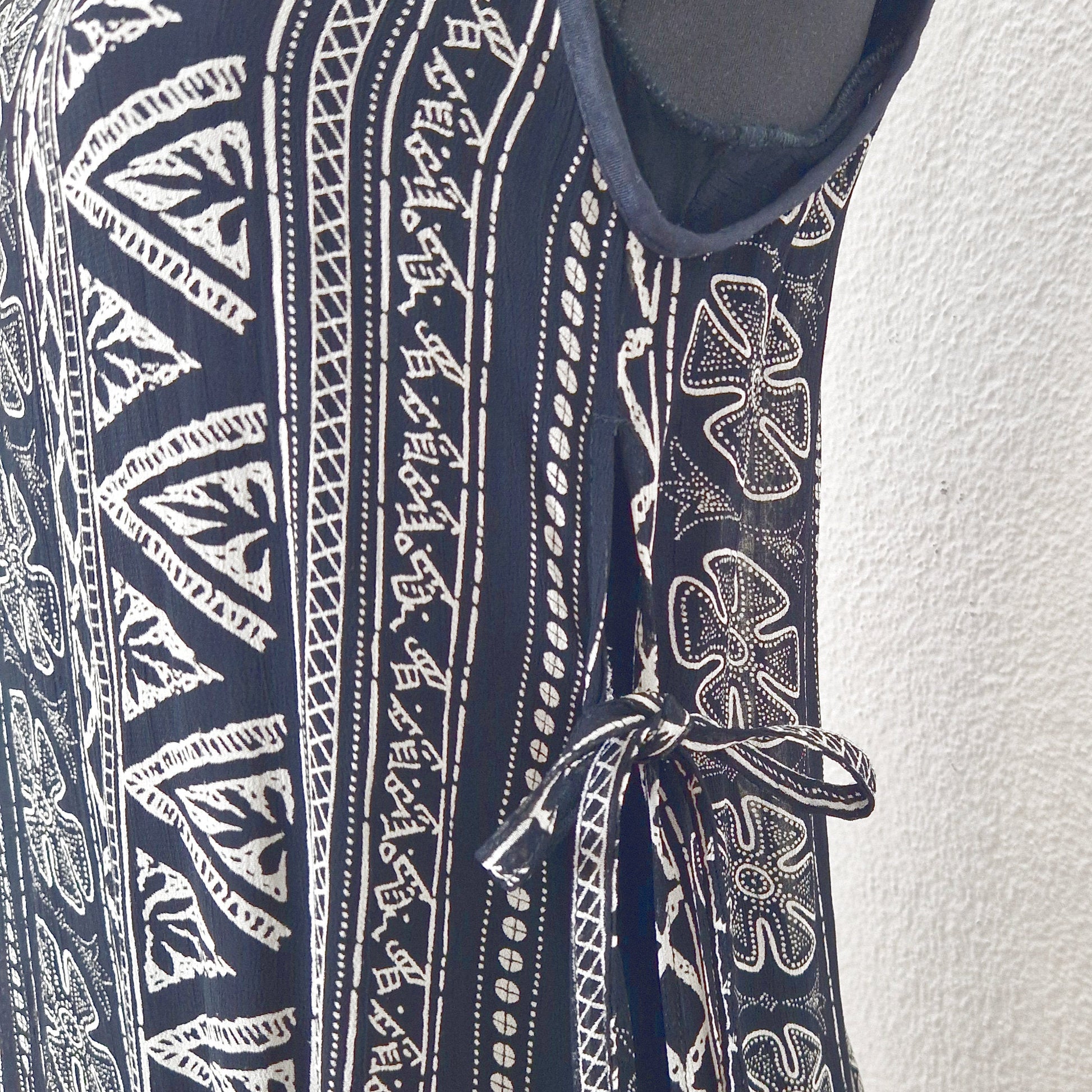 Einzigartiger und nachhaltiger Vintage Playsuit in schwarz-elfenbein mit Schichtenoptik und Ethno-Muster.  Close-up 2.