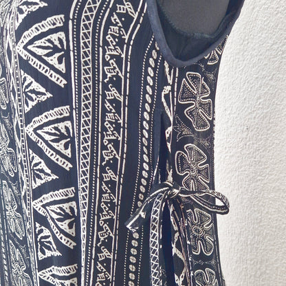 Einzigartiger und nachhaltiger Vintage Playsuit in schwarz-elfenbein mit Schichtenoptik und Ethno-Muster.  Close-up 2.