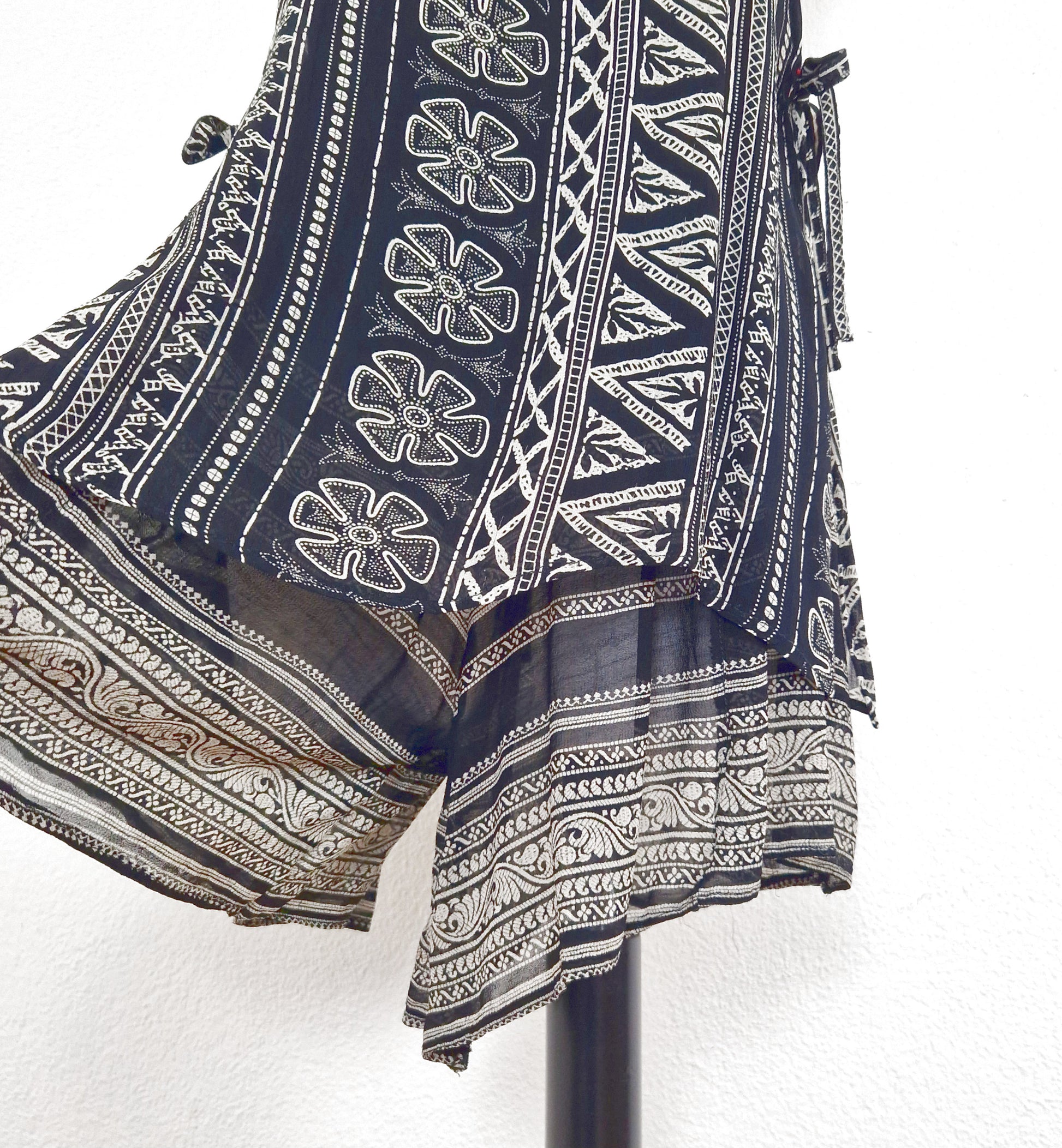 Einzigartiger und nachhaltiger Vintage Playsuit in schwarz-elfenbein mit Schichtenoptik und Ethno-Muster.  Close-up 3.