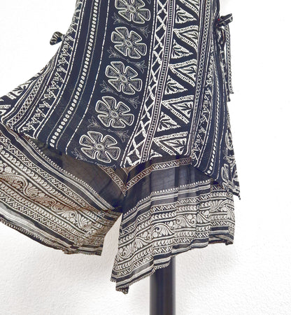 Einzigartiger und nachhaltiger Vintage Playsuit in schwarz-elfenbein mit Schichtenoptik und Ethno-Muster.  Close-up 3.