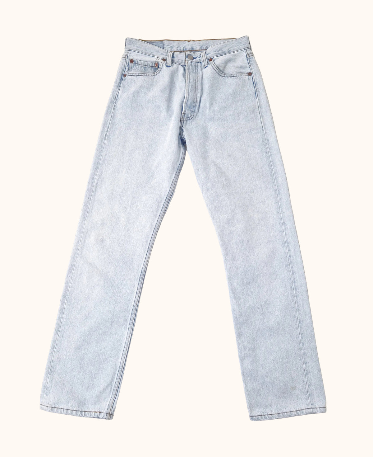 Einzigartige und nachhaltige Vintage Jeans in hellblau von Levi's, 501. Front.