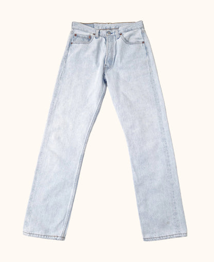 Einzigartige und nachhaltige Vintage Jeans in hellblau von Levi's, 501. Front.