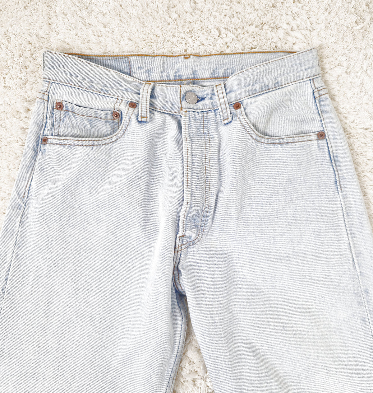 Einzigartige und nachhaltige Vintage Jeans in hellblau von Levi's, 501. Close-up.