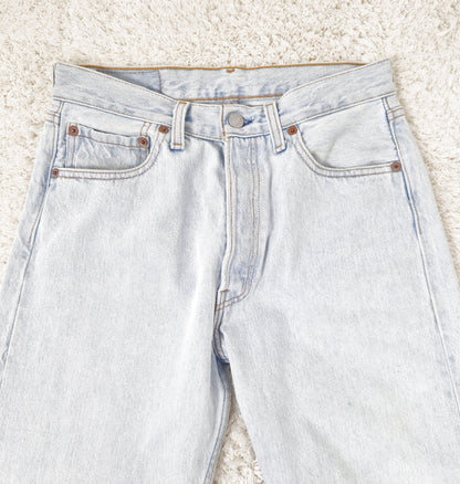 Einzigartige und nachhaltige Vintage Jeans in hellblau von Levi's, 501. Close-up.